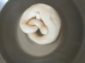 碱水制作：戴手套，将40度的温水加烘焙碱拌匀，要快速搅拌，将发酵好的面团拿起放入碱水中浸10秒左右。