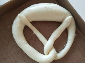 控干水分捞出摆在金盘中，表面粗的地方割口，撒少许海盐。
