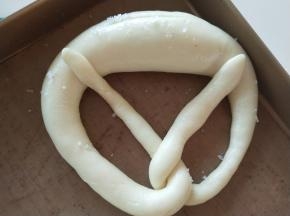 控干水分捞出摆在金盘中，表面粗的地方割口，撒少许海盐。
