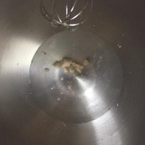 先将鲜酵母在水中化开