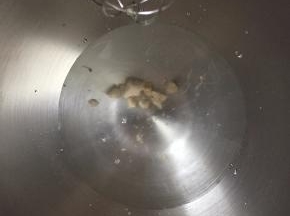 先将鲜酵母在水中化开
