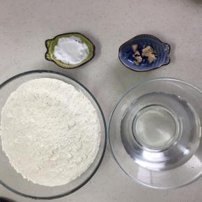 准备好所需的食材，盐和鲜酵母必须准确称重
