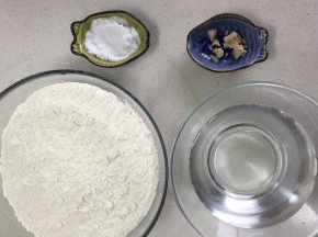 准备好所需的食材，盐和鲜酵母必须准确称重