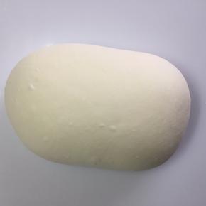 翻面完成后继续放26-28度环境下静置20分钟，进行两次次翻面，得到一光滑的面团