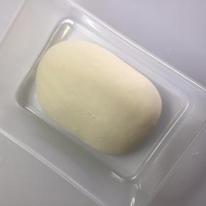 放合适大小的容器内放26-28度环境下静置20分钟后，放冰箱冷藏过夜