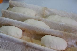 面团分割成5份，预整形成小圆柱形，放发酵布上，隔开。放26-28度环境下静置30分钟
