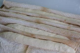 整形成长条，底线向上放发酵布上隔开，继续放26-28度环境下第二次发酵30分钟