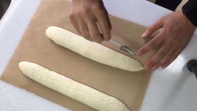 将面团转移到油布上，割口