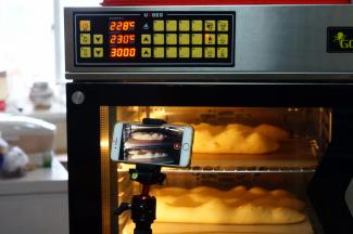 高比克风炉提前一小时300度预热，滑入面团后，进行一次喷雾，两分钟后再喷一次