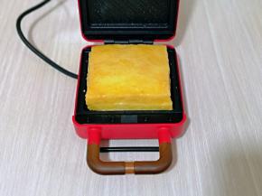 再放上裹满蛋液的吐司。