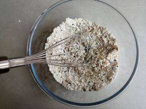 拌均匀，用筷子或者用手搅拌都可以