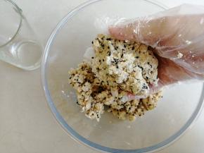 用手抓匀。再倒入水，拌匀，抓一下，可以抓成团即可，不要太湿。配方里的水量仅供参考，因为不同燕麦片和面粉的吸水量都不同，最好逐少量添加进去