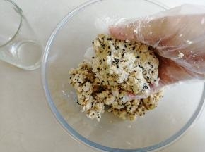 用手抓匀。再倒入水，拌匀，抓一下，可以抓成团即可，不要太湿。配方里的水量仅供参考，因为不同燕麦片和面粉的吸水量都不同，最好逐少量添加进去