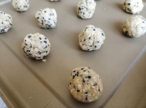 分成12个，每个大概25克，捏成圆形