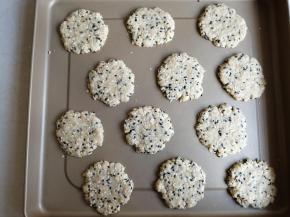 用手掌将圆形压扁，压成大约2mm的厚度