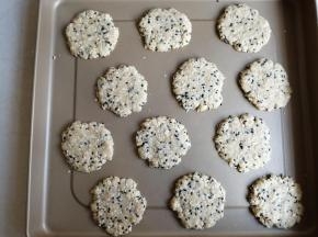 用手掌将圆形压扁，压成大约2mm的厚度