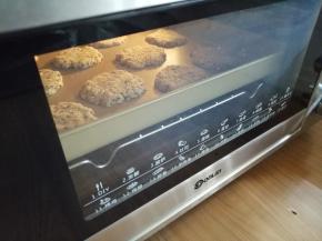 放入已经预热到170度的东菱K40C烤箱中下层，烘烤20分钟左右