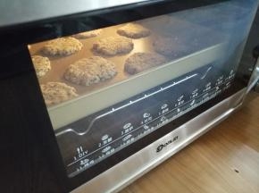 放入已经预热到170度的东菱K40C烤箱中下层，烘烤20分钟左右