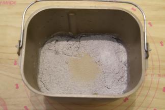 将除黄油外的所有面包材料按先液体后粉类的顺序放入面包机桶内
