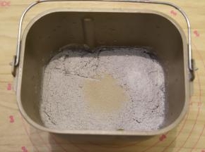 将除黄油外的所有面包材料按先液体后粉类的顺序放入面包机桶内