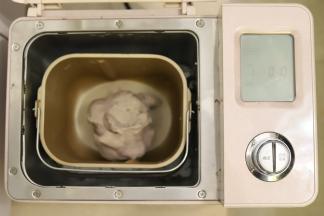 面包机设置和面程序，时间设置为20分钟，启动面包机。