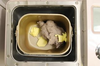 和面时间剩余8分钟时放入黄油。