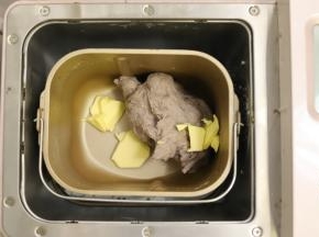 和面时间剩余8分钟时放入黄油。