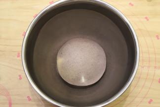 将面条整圆，放入盆内，盖上保鲜膜，室温26度进行二发，大概时间为40分钟左右。