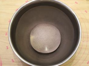 将面条整圆，放入盆内，盖上保鲜膜，室温26度进行二发，大概时间为40分钟左右。