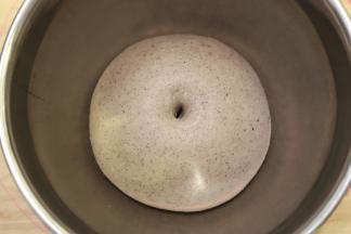 手插入面团，孔不塌陷不回缩，呈肚脐眼状。