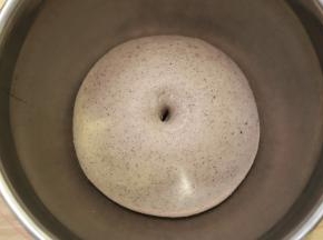 手插入面团，孔不塌陷不回缩，呈肚脐眼状。