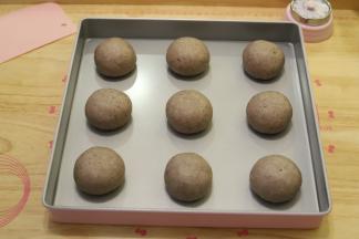 将面团轻拍排气后平均分成9份，大概一个在53克左右，室温盖保鲜膜松弛20分钟.