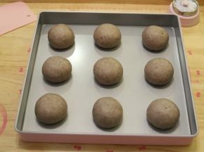 将面团轻拍排气后平均分成9份，大概一个在53克左右，室温盖保鲜膜松弛20分钟.