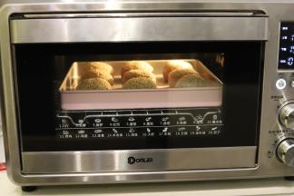 烤箱预热170度，上下火中层15分钟左右。