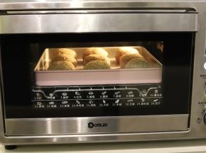 烤箱预热170度，上下火中层15分钟左右。