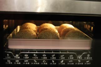 注意观察面包胚的上色情况，大概在剩余时间为5-8分钟内盖上锡纸。