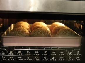 注意观察面包胚的上色情况，大概在剩余时间为5-8分钟内盖上锡纸。