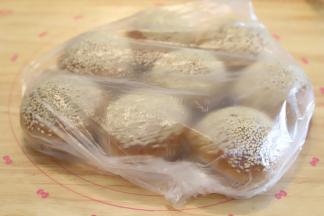 取出汉堡胚，移至晾架上放至温热时装入保鲜袋。