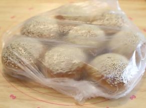 取出汉堡胚，移至晾架上放至温热时装入保鲜袋。