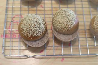 将汉堡胚从侧面切开（如图）。