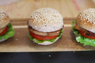 猪肉用刀背轻敲，放入黑椒酱、盐、料酒等配料腌制2小时以上，将腌制好的猪扒煎至双面金黄出锅，放在汉堡胚上，组装好整个汉堡。