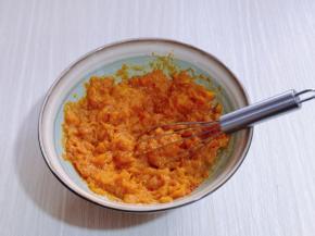 用手动打蛋器打成南瓜泥。（用料理机或者破壁机也可以，我嫌麻烦，所以用手动打蛋器）