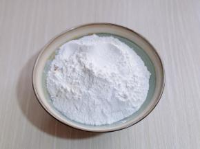 将糯米粉与面粉加入南瓜泥中。（可以分次加入糯米粉，因为不同品种的南瓜含水分不同，用筷子搅拌均匀，再柔成面团。）