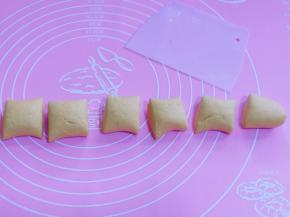 将面团切割成等份的小面团。