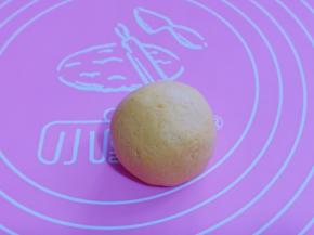 豆沙馅我是买的，有时间自己做的最好啦！取一块面团，用手掌心按扁，放上豆沙馅，再揉圆。(每个面团约50g，豆沙馅每个约20g)