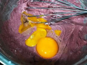 蛋黄分三次加入，拌匀