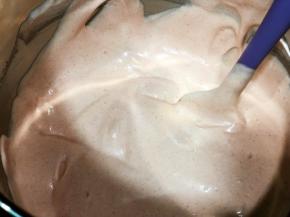 再倒入余下的蛋白中，用2-8手法拌匀