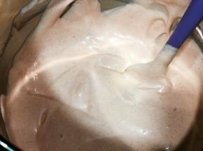 再倒入余下的蛋白中，用2-8手法拌匀