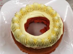 用打好的淡奶油装饰