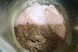 乳化后的液体筛入粉类